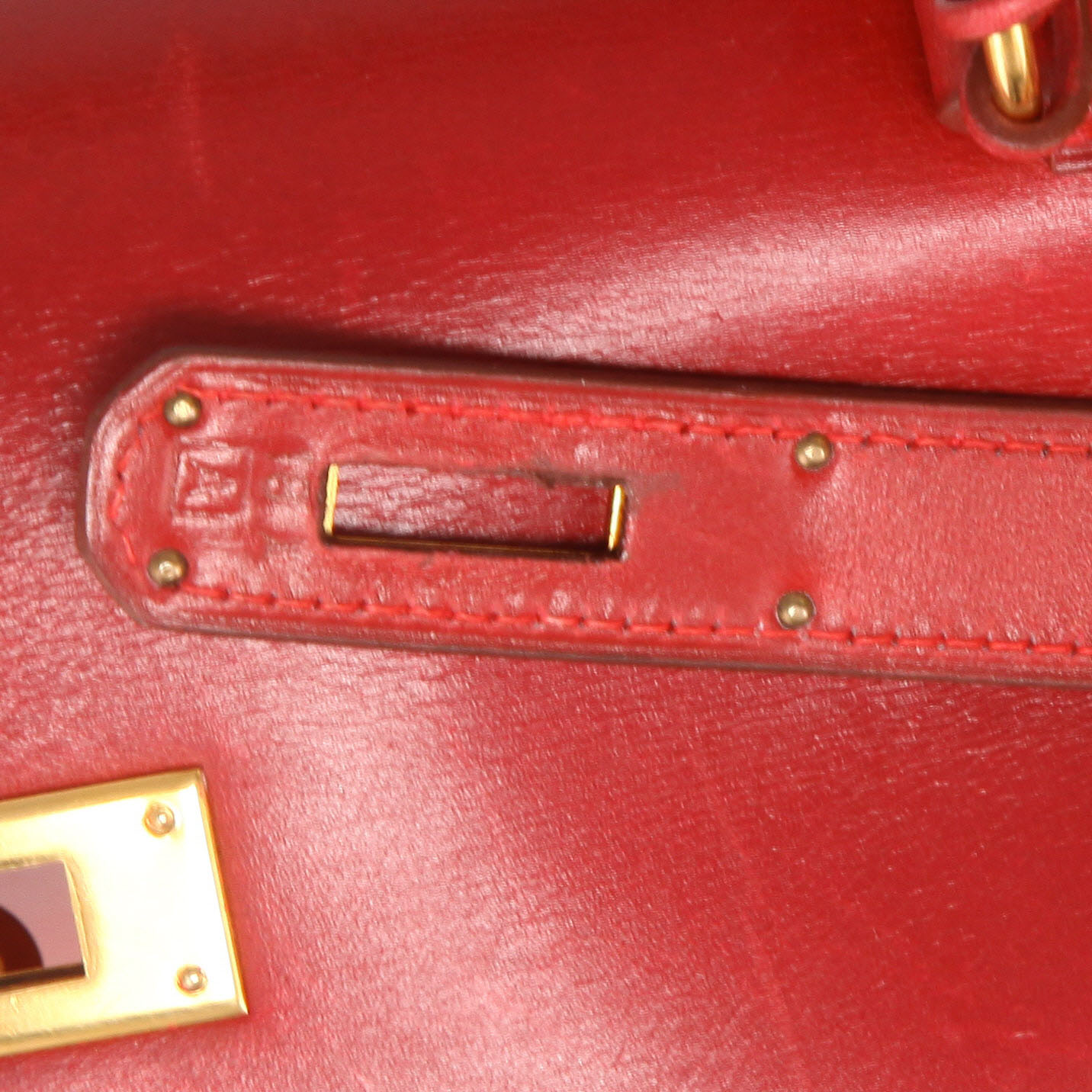 Bolso de mano Hermès  Kelly 28 cm en cuero box rojo Vif - Detail D4