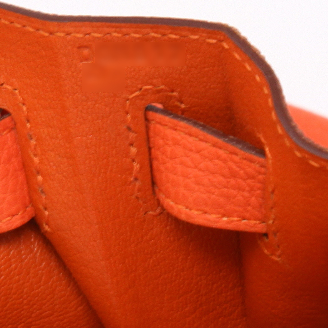 Hermès  Kelly 28 cm handbag  in orange togo leather - Detail D4