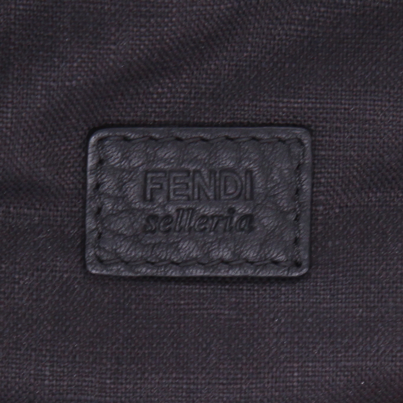 Fendi   pouch  in black grained leather - Detail D2