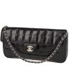 Bolso de mano Chanel  Choco bar en charol acolchado negro - 00pp thumbnail