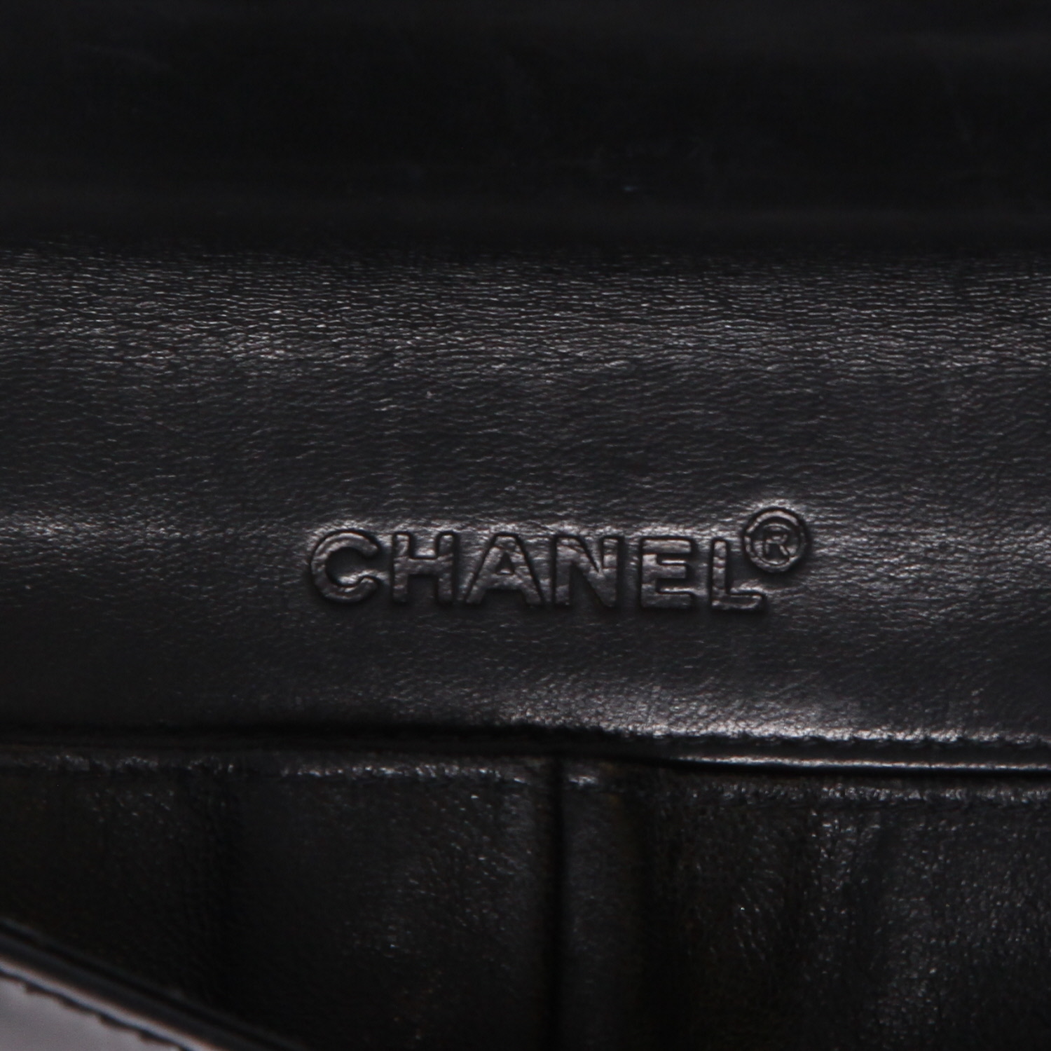 Bolso de mano Chanel  Choco bar en charol acolchado negro - Detail D2
