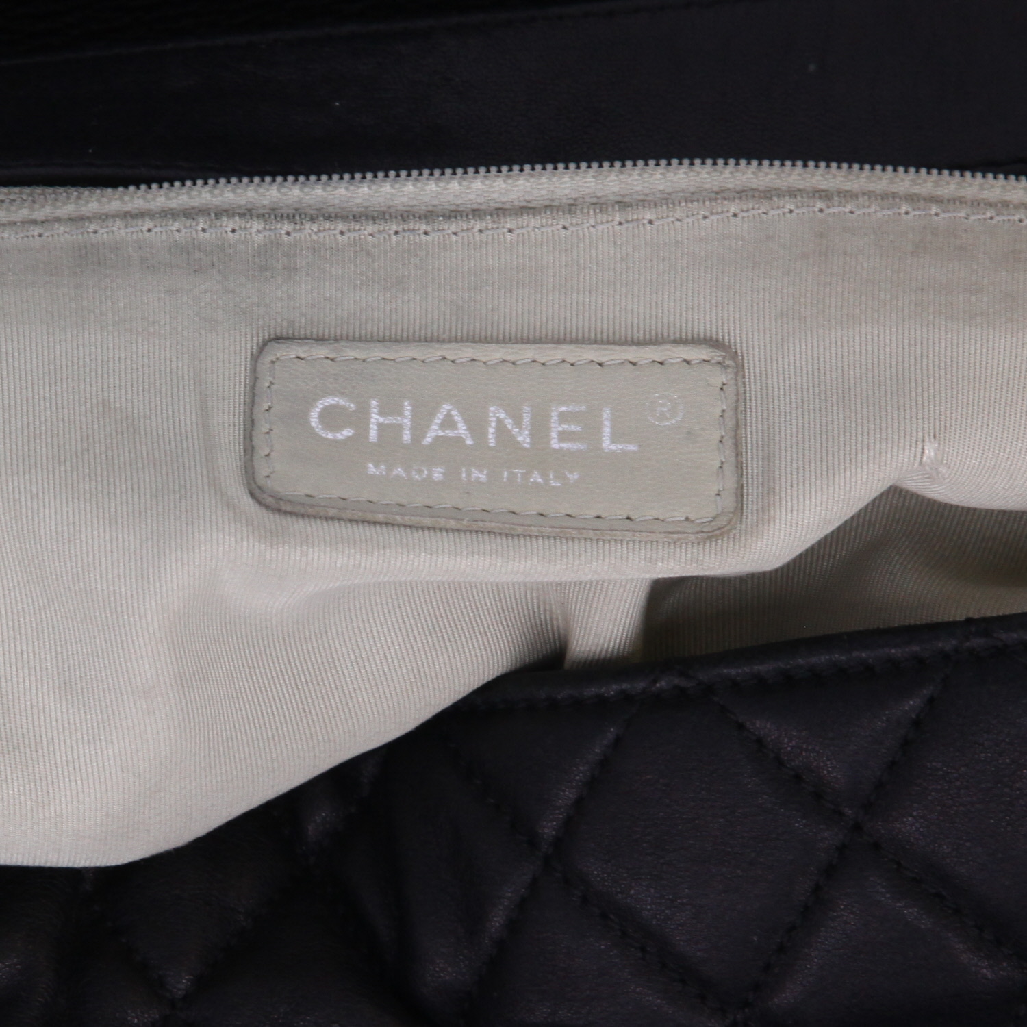 Bolso de mano Chanel   en cuero acolchado negro - Detail D2