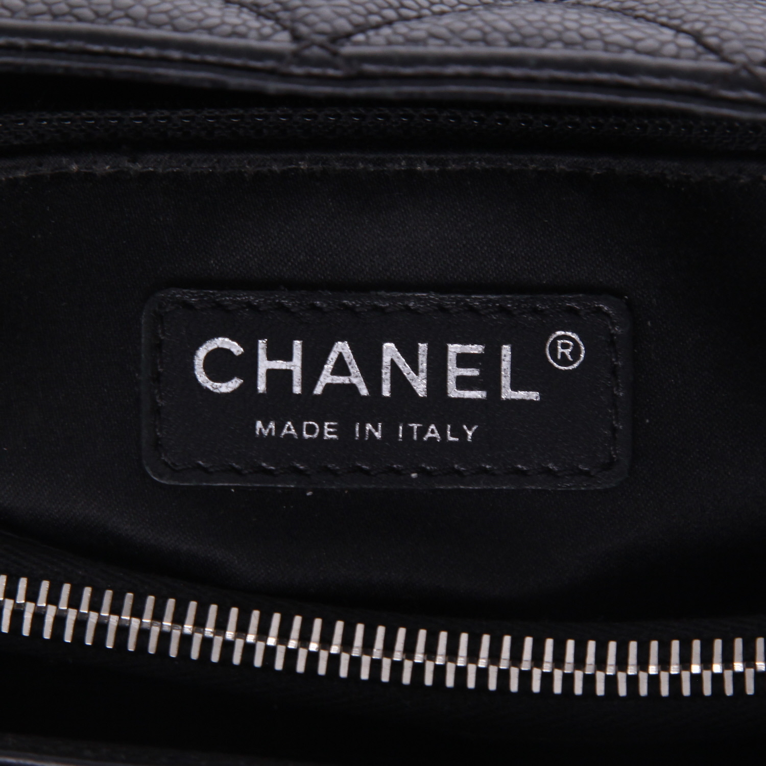 Sac porté épaule ou main Chanel  Shopping GST en cuir grainé matelassé noir - Detail D2