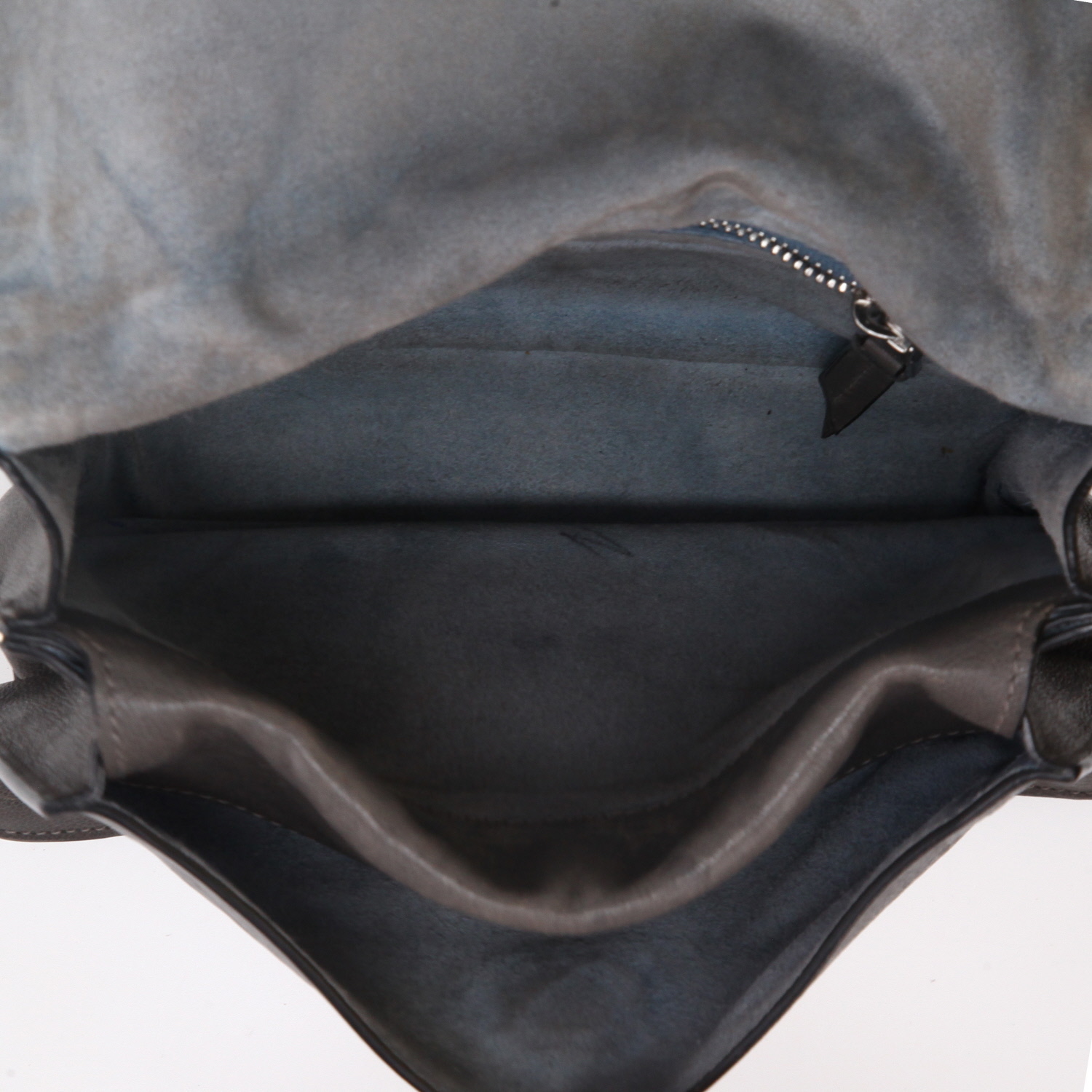 Sac bandoulière Prada  Etiquette en cuir gris - Detail D3