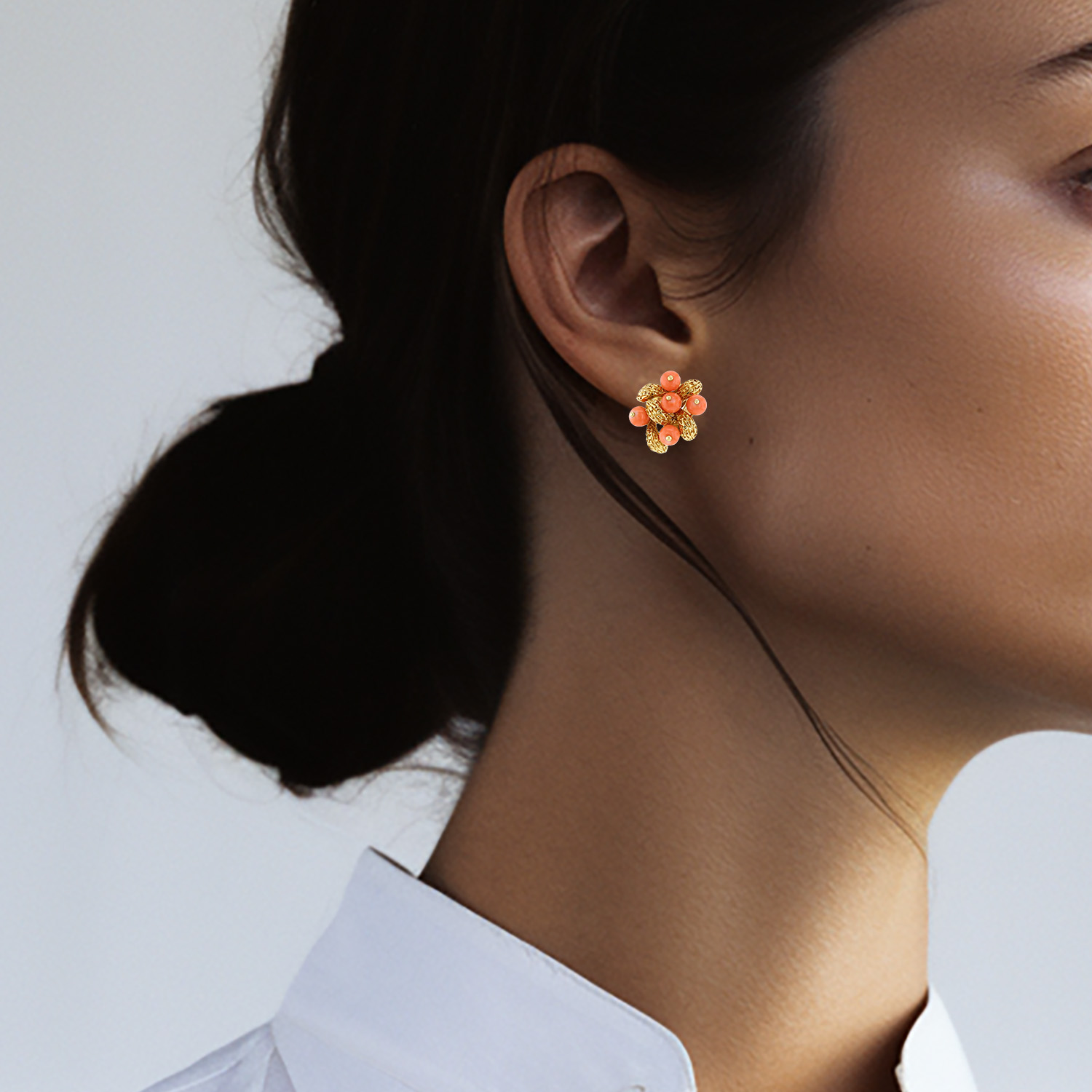 Paire de clips d'oreilles Van Cleef & Arpels Gui en or jaune et corail