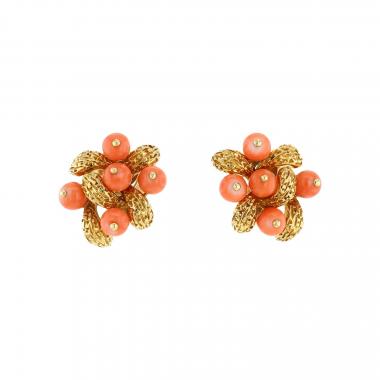 Pendientes con clip Van Cleef 
Arpels Gui de oro amarillo y coral