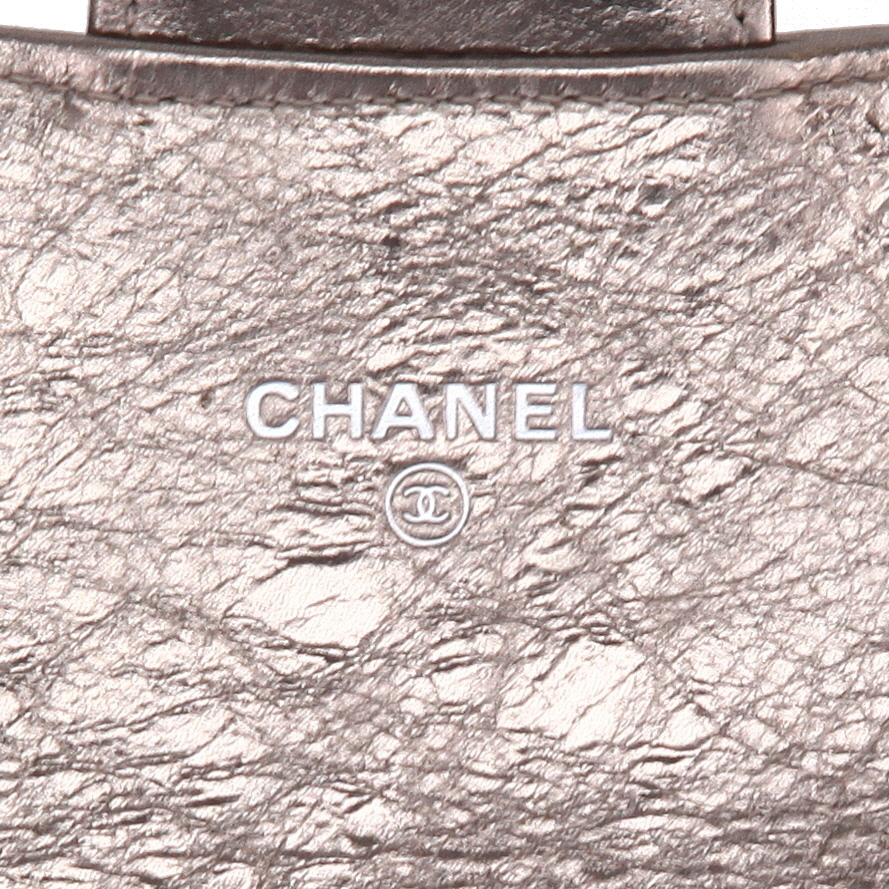 Chanel   wallet  in silver quilted iridescent leather - Detail D2