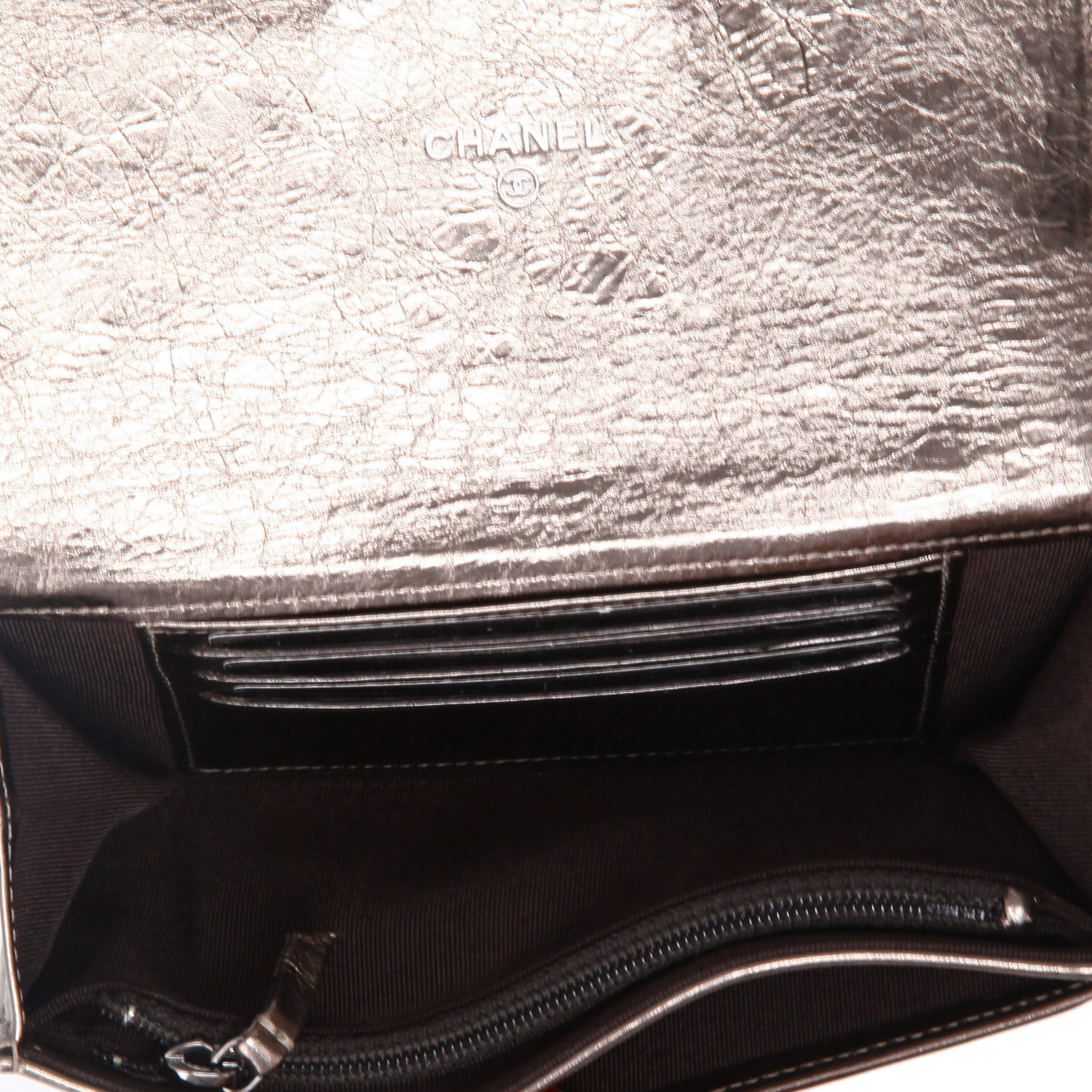 Chanel   wallet  in silver quilted iridescent leather - Detail D3