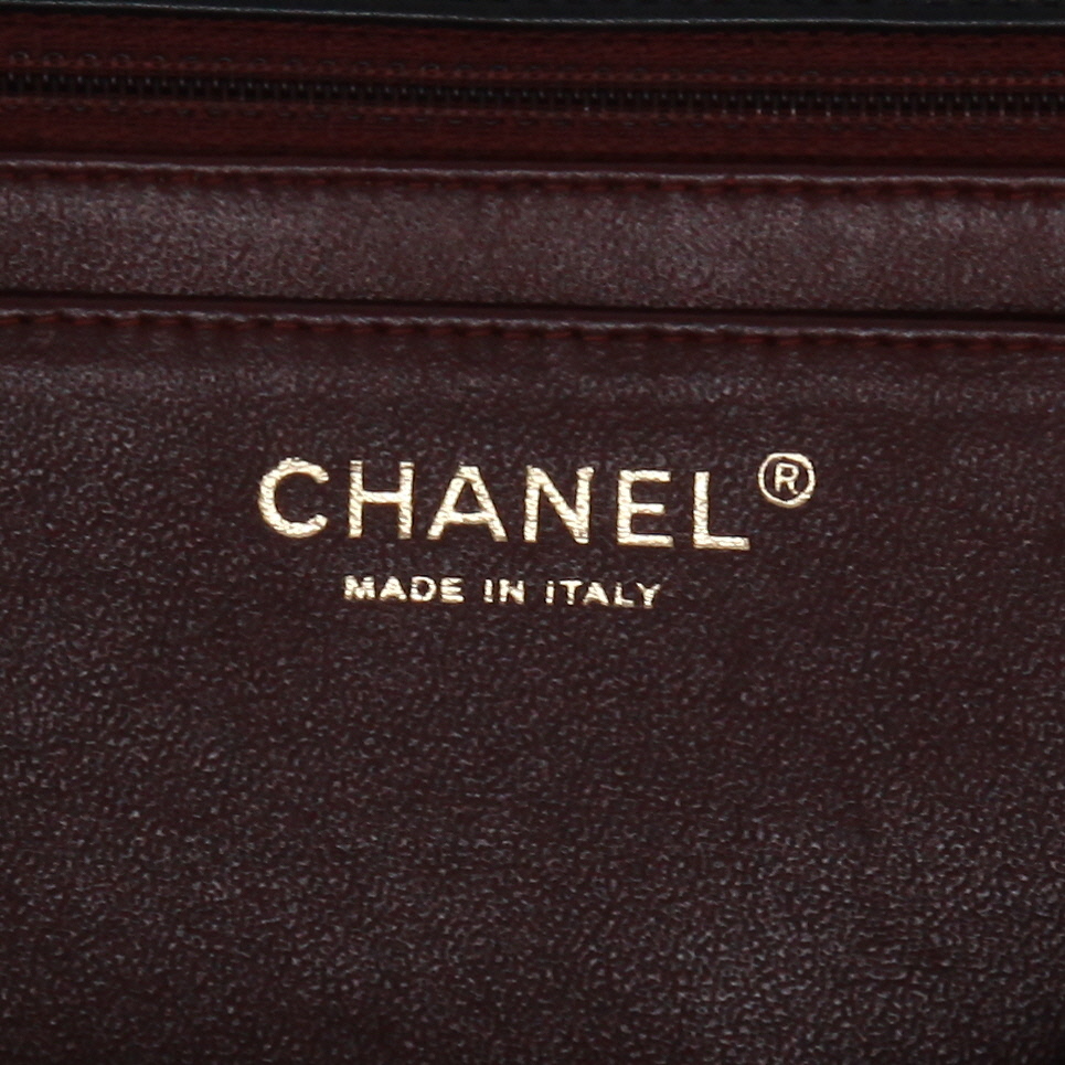 Chanel  Timeless Maxi Jumbo handbag  in black quilted leather - Detail D2