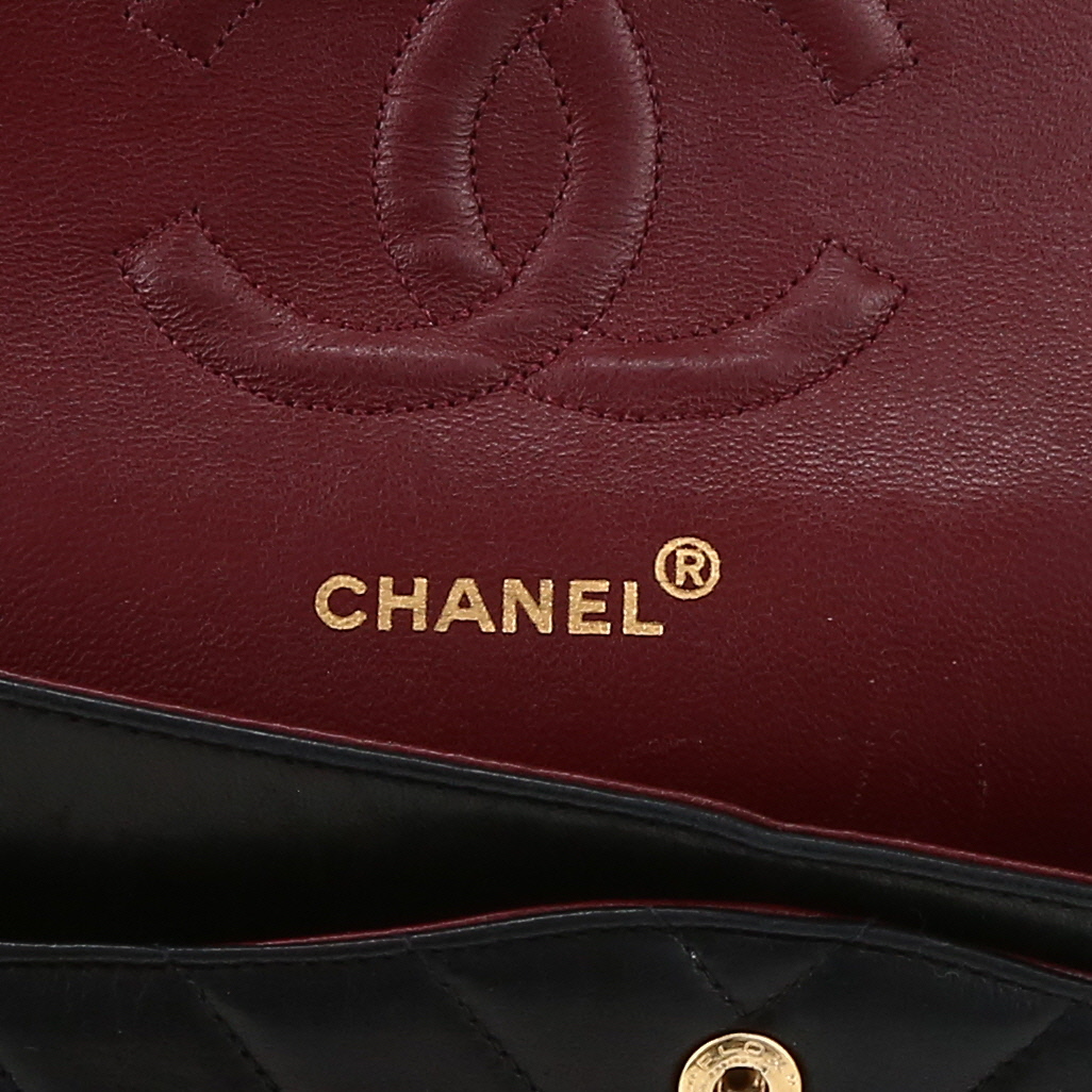 Bolso de mano Chanel  Timeless Classic en cuero acolchado negro - Detail D2