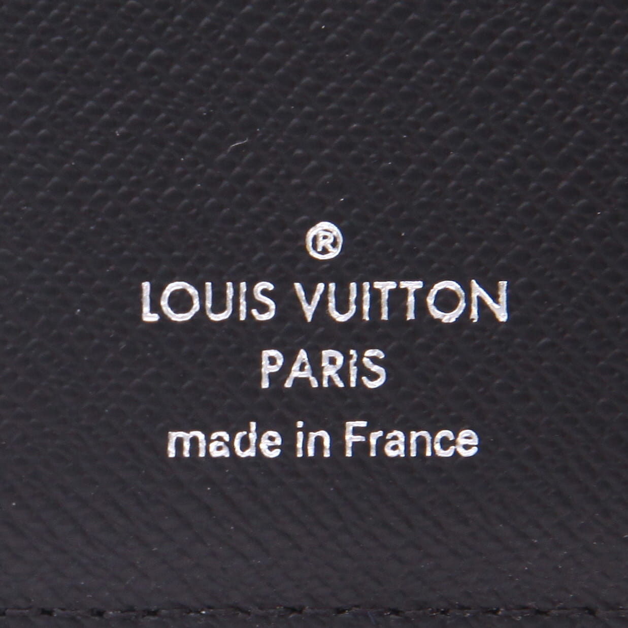 Louis Vuitton  Editions Limitées card wallet  in grey and black monogram canvas  and black leather - Detail D2