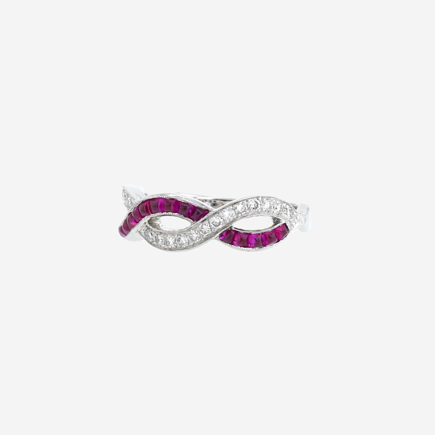Bague Vintage  en or blanc, diamants et rubis