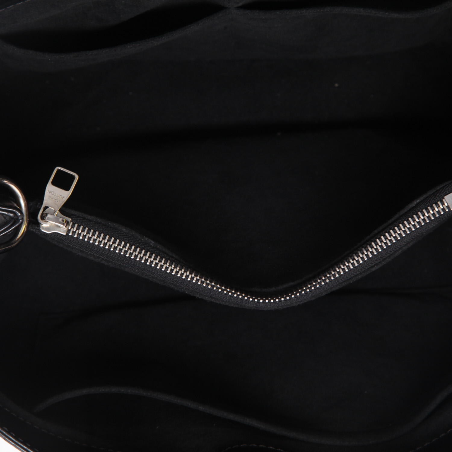 Louis Vuitton  Kleber handbag  in black epi leather - Detail D3