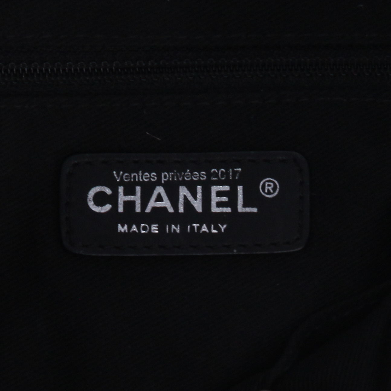 Bolso de mano Chanel   en cuero granulado acolchado negro - Detail D2