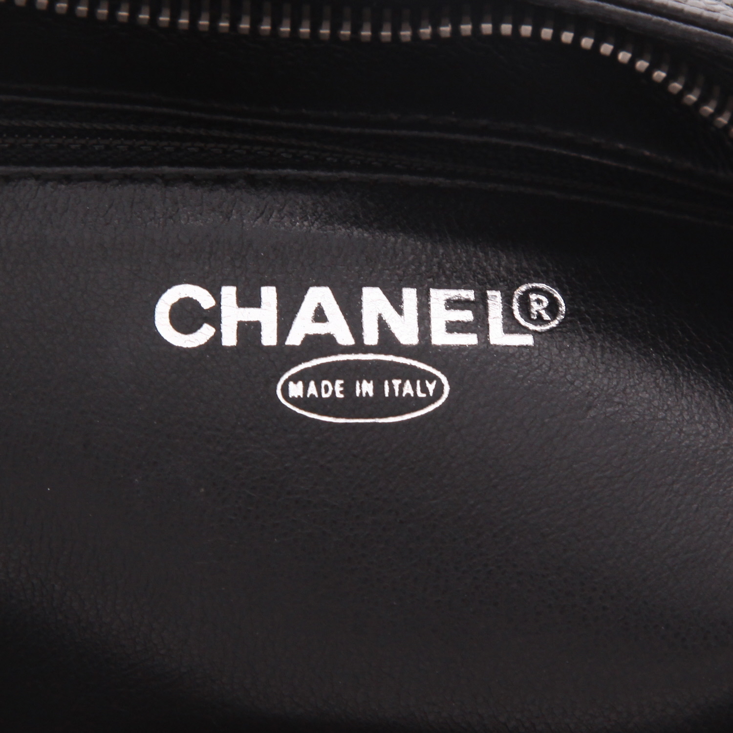 Chanel  Medaillon handbag  in black quilted grained leather - Detail D2