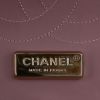 Bolso de mano Chanel  Timeless Jumbo en piel de pitón rosa - Detail D2 thumbnail
