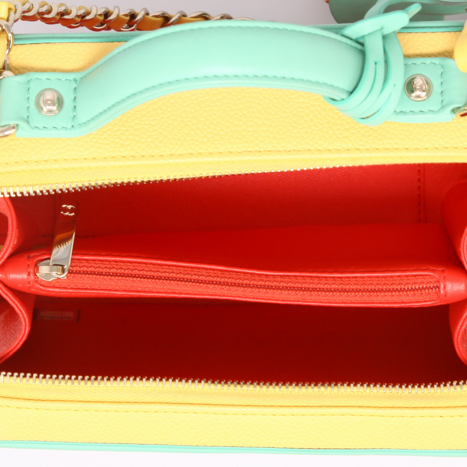 Borsa a tracolla Chanel  Filigree Vanity Case in pelle martellata tricolore gialla verde e rossa - Detail D3