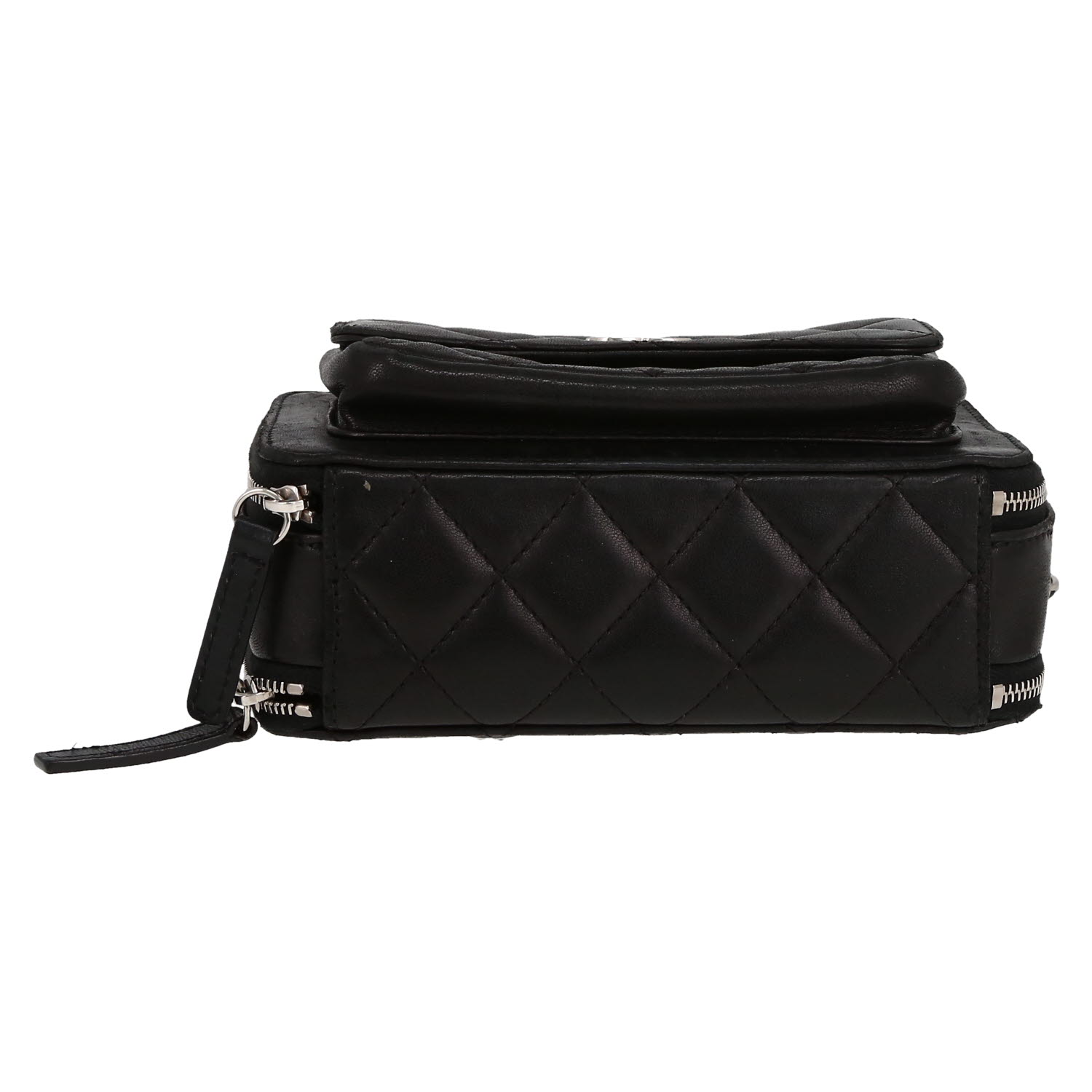 Chanel  Camera shoulder bag  in black quilted leather - Detail D1