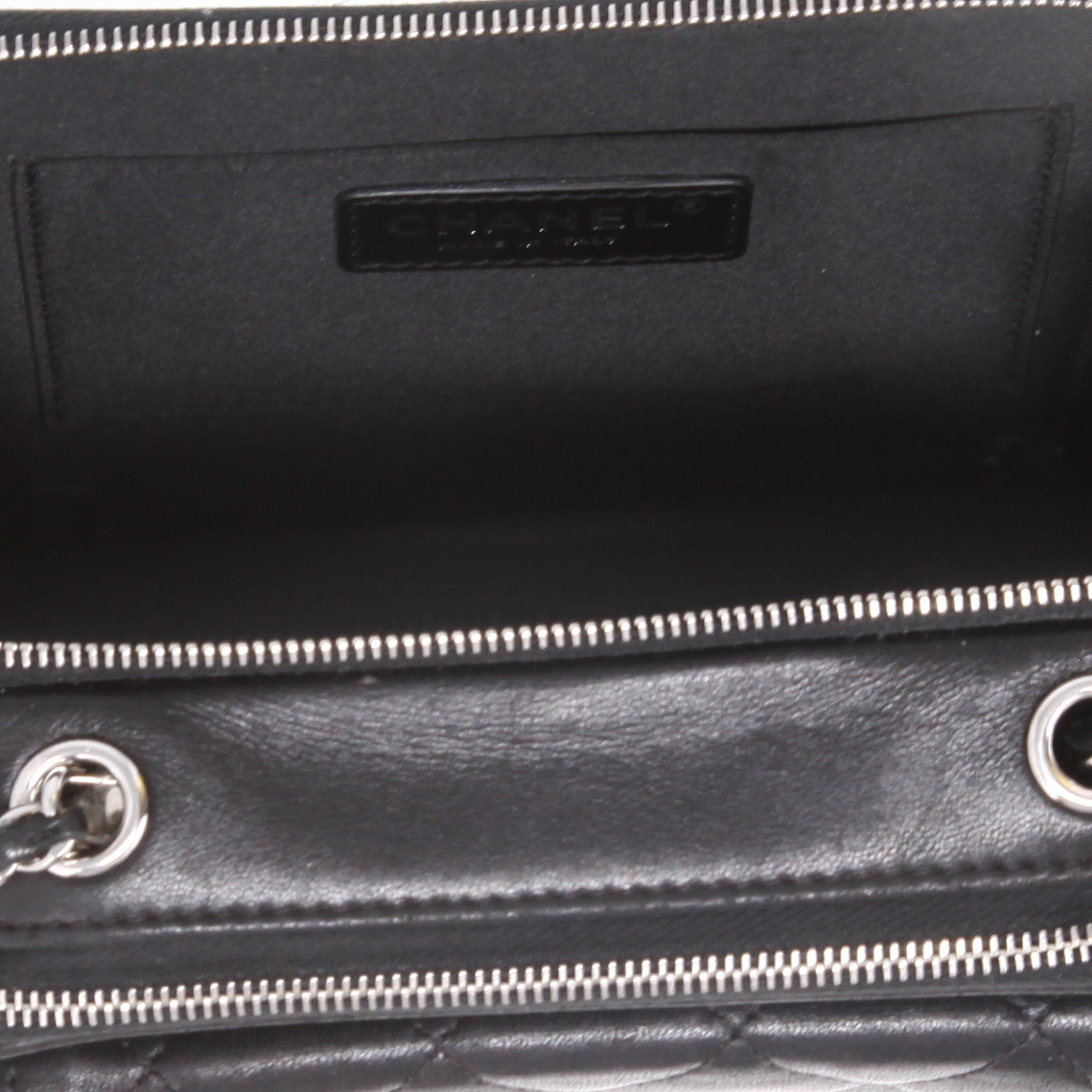 Bolso bandolera Chanel  Camera en cuero acolchado negro - Detail D3