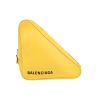 Bolsito de mano Balenciaga  Triangle Duffle en cuero amarillo - 360 thumbnail