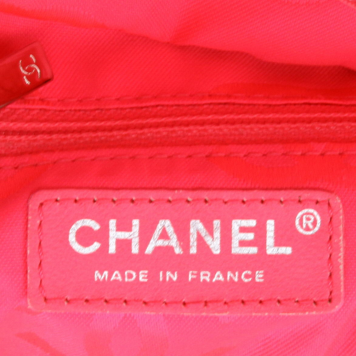 Sac à main Chanel  Cambon en cuir matelassé noir et blanc - Detail D2