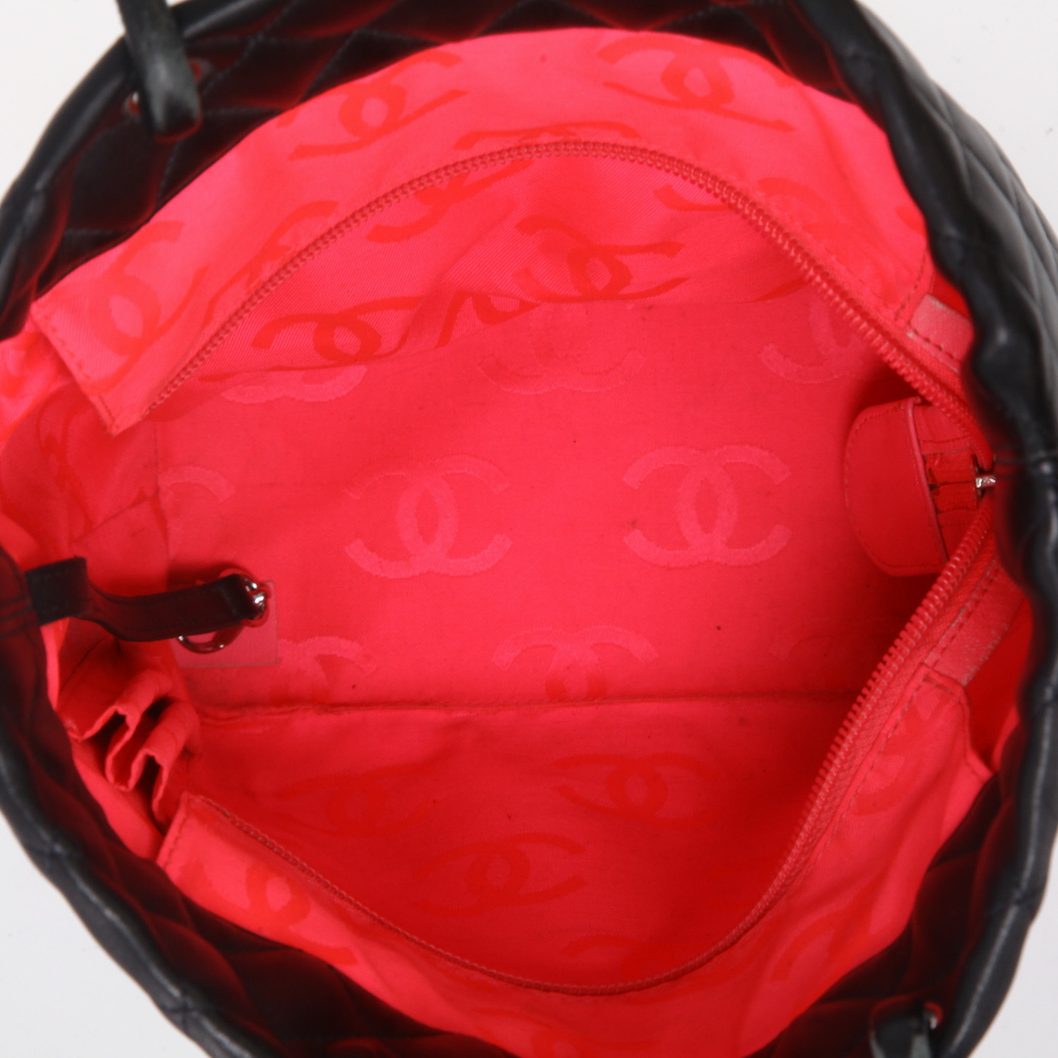 Sac à main Chanel  Cambon en cuir matelassé noir et blanc - Detail D3