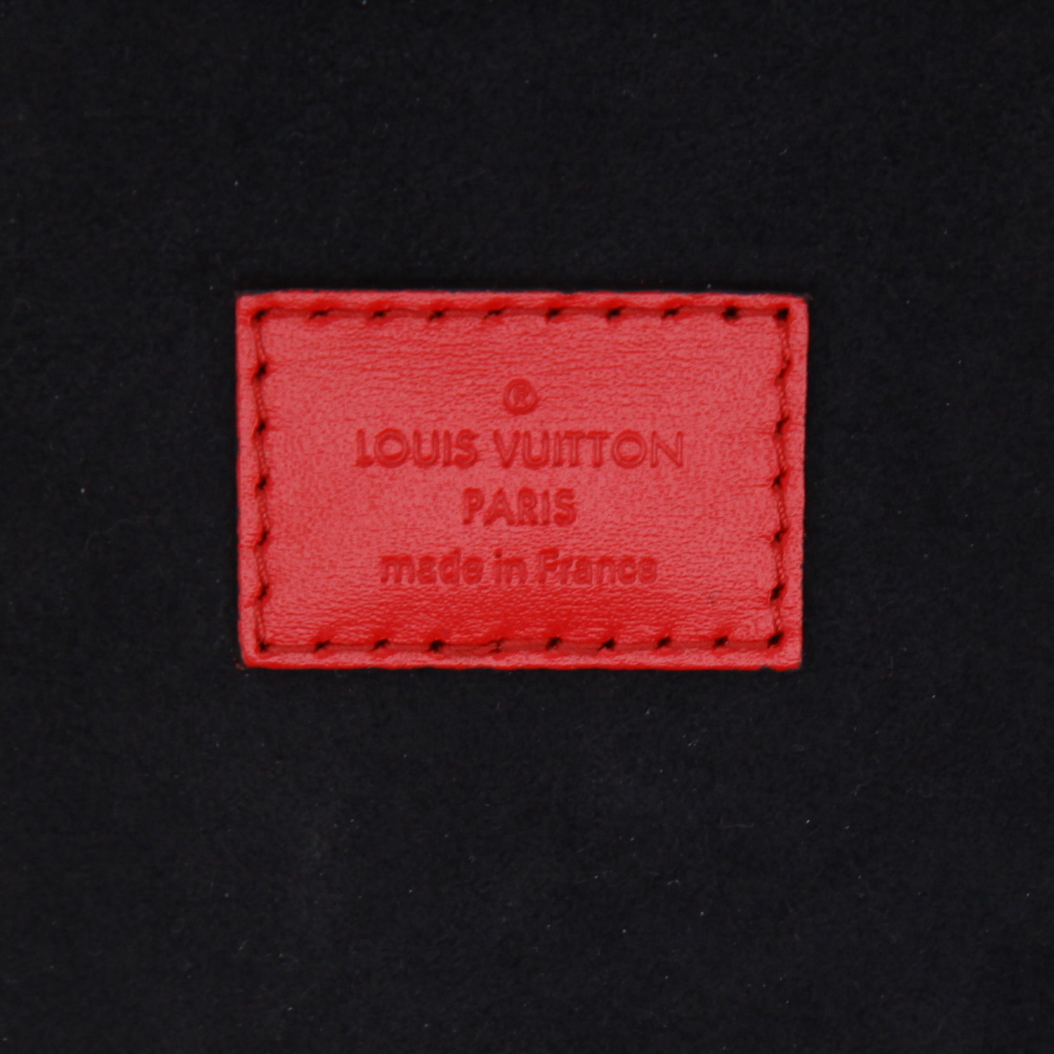 Sac bandoulière Louis Vuitton  Cannes en cuir verni monogram rouge - Detail D2