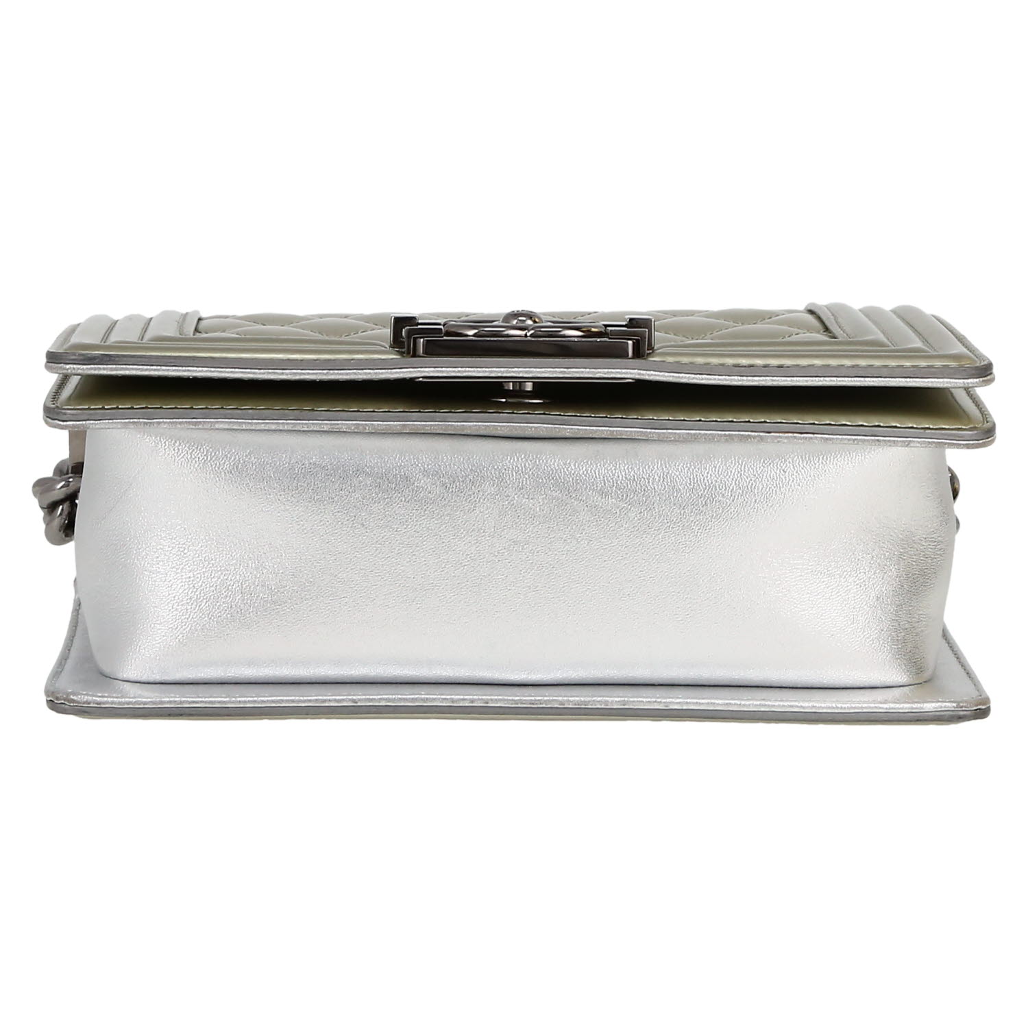 Bolso bandolera Chanel  Boy modelo pequeño  en charol acolchado plateado - Detail D1