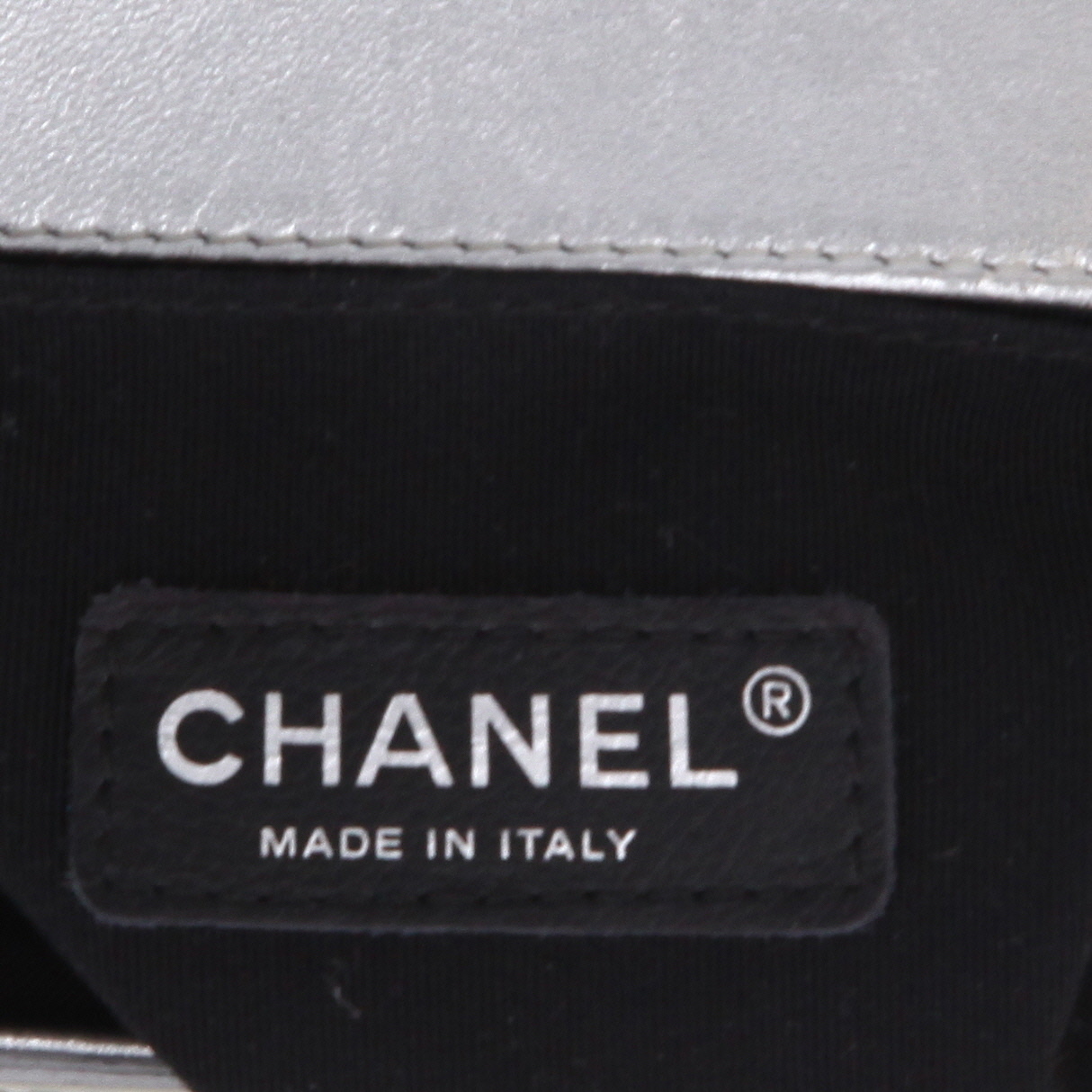 Bolso bandolera Chanel  Boy modelo pequeño  en charol acolchado plateado - Detail D2