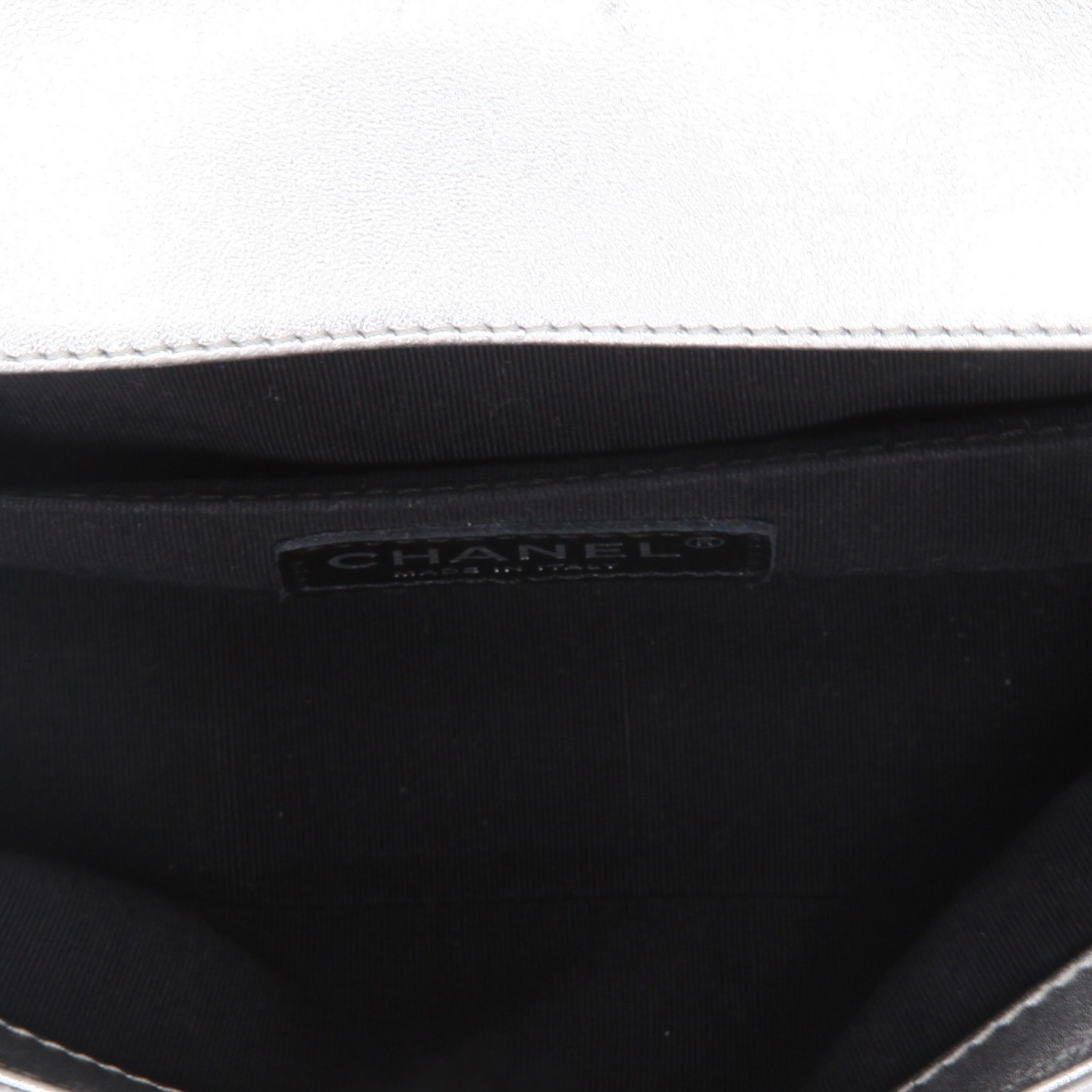 Bolso bandolera Chanel  Boy modelo pequeño  en charol acolchado plateado - Detail D3
