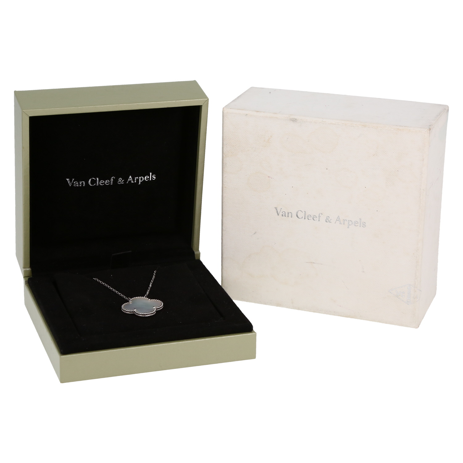 Collier Van Cleef & Arpels Magic Alhambra en or blanc et nacre - Detail D2