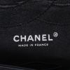 Sac bandoulière Chanel 2.55 en cuir matelassé et noir - Detail D2 thumbnail