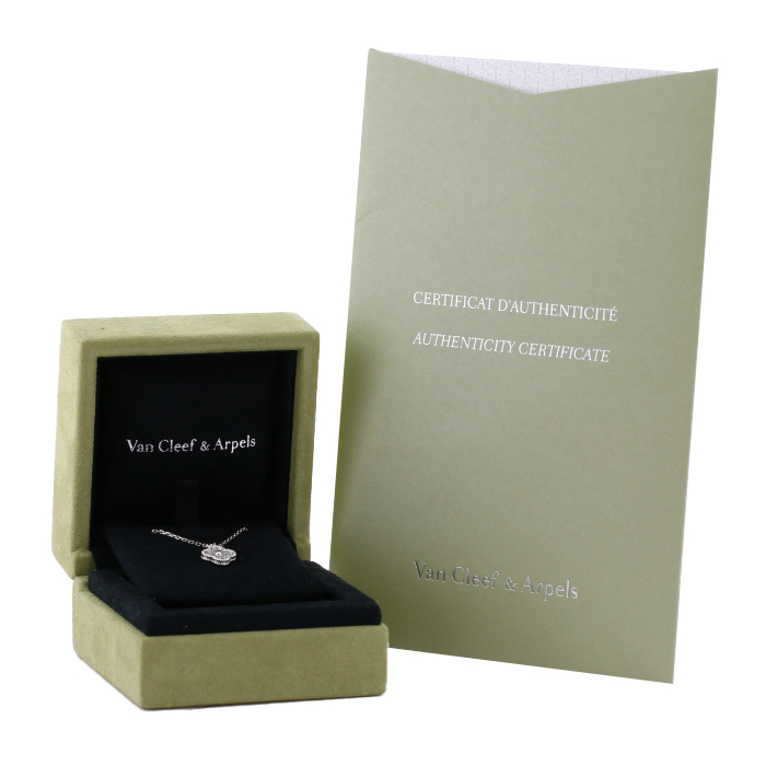 Collier Van Cleef & Arpels Sweet Alhambra en or blanc et diamants - Detail D2