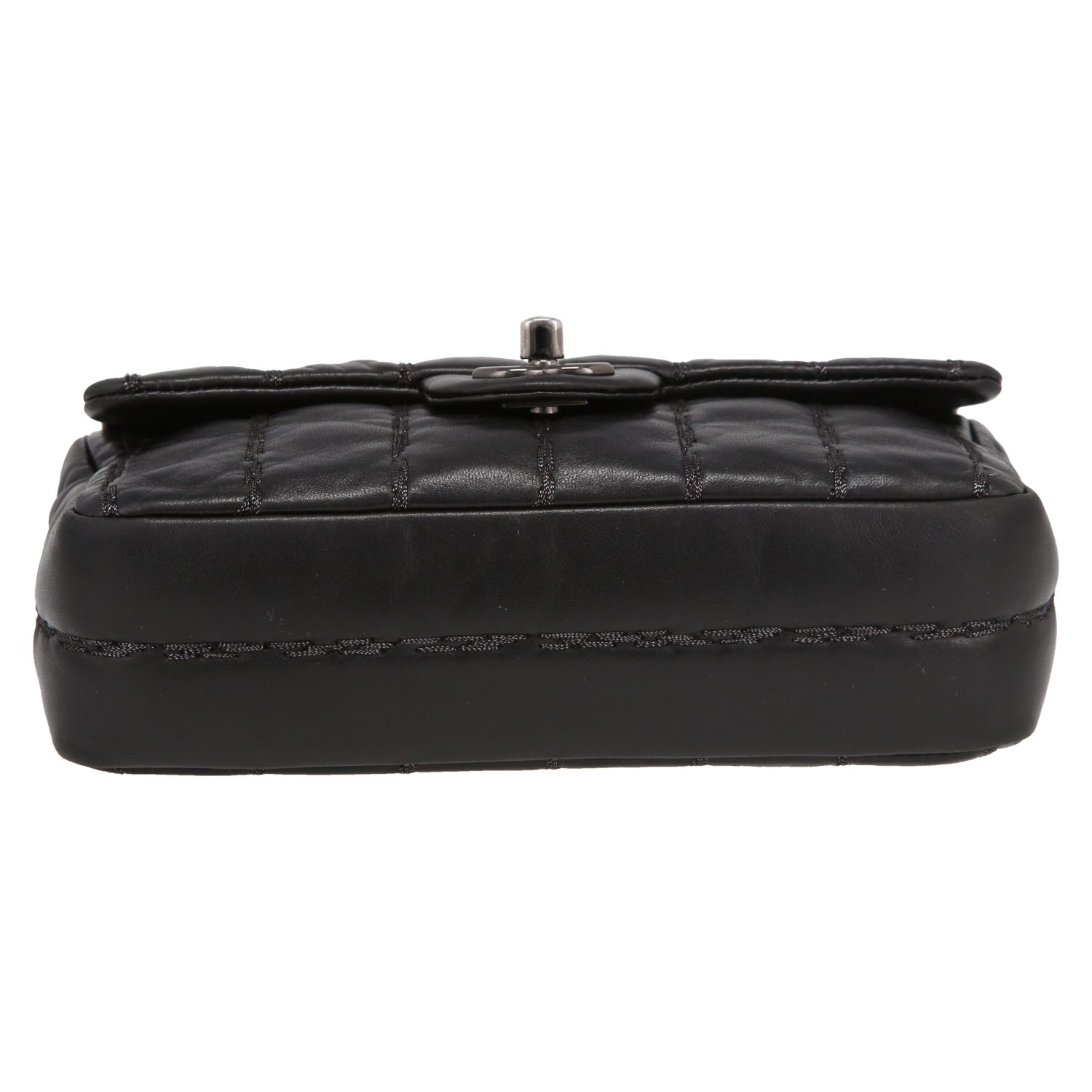 Chanel  Timeless Petit shoulder bag  in black quilted leather - Detail D1