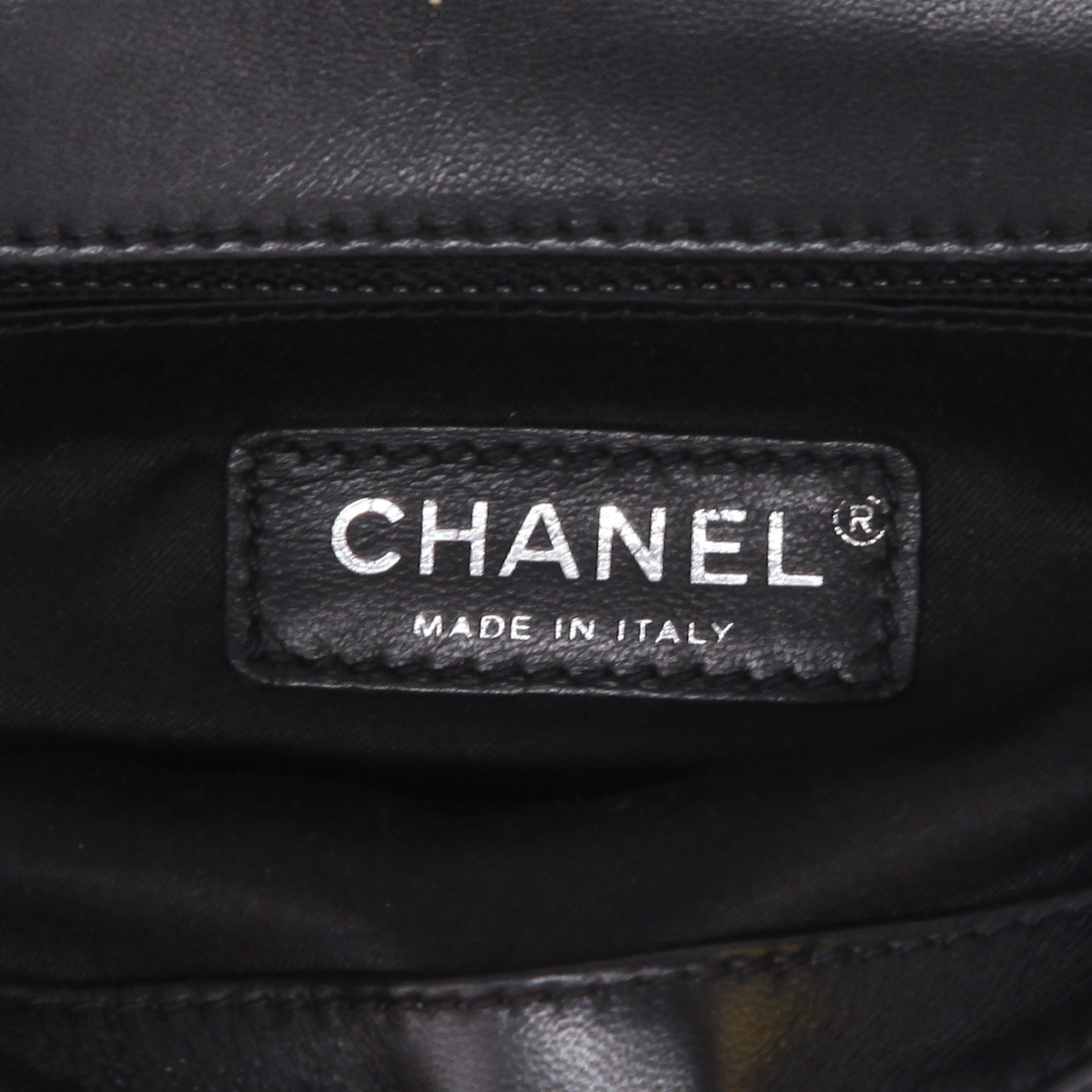Chanel  Timeless Petit shoulder bag  in black quilted leather - Detail D2