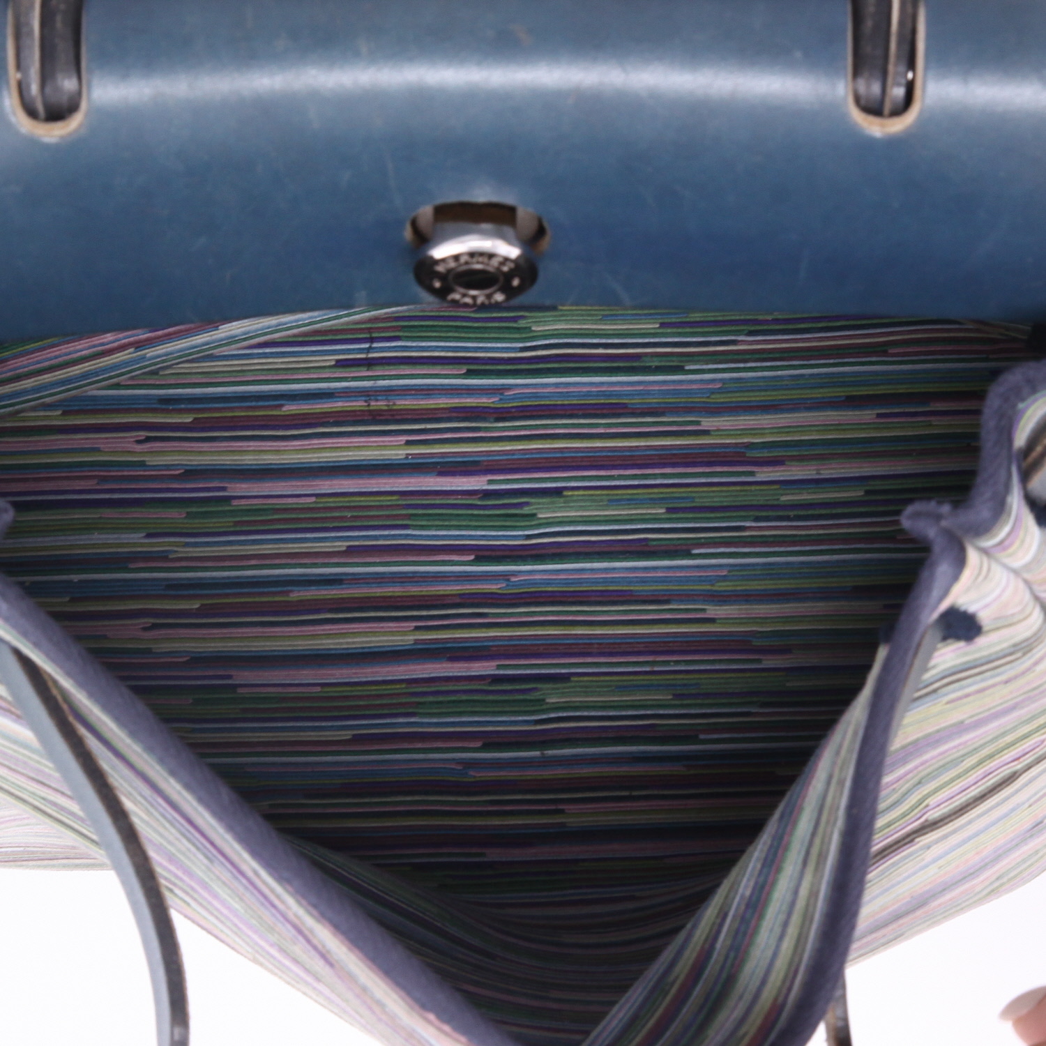 Bolso para llevar al hombro o en la mano Hermès  Herbag en cuero vibrato gris azul y violeta y cuero azul - Detail D3