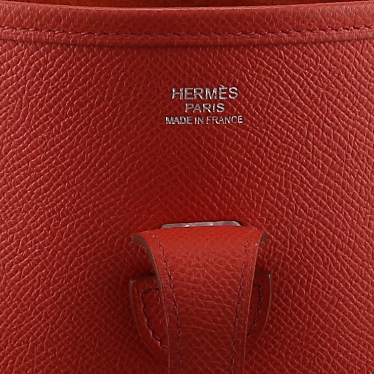 Sac bandoulière Hermès  Evelyne III en cuir epsom rouge - Detail D2