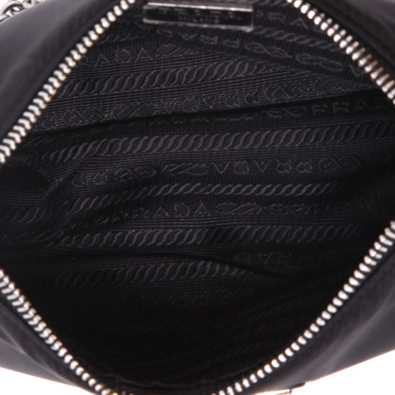 Sac bandoulière Prada  Re-Edition 2005 en toile et cuir noire - Detail D3