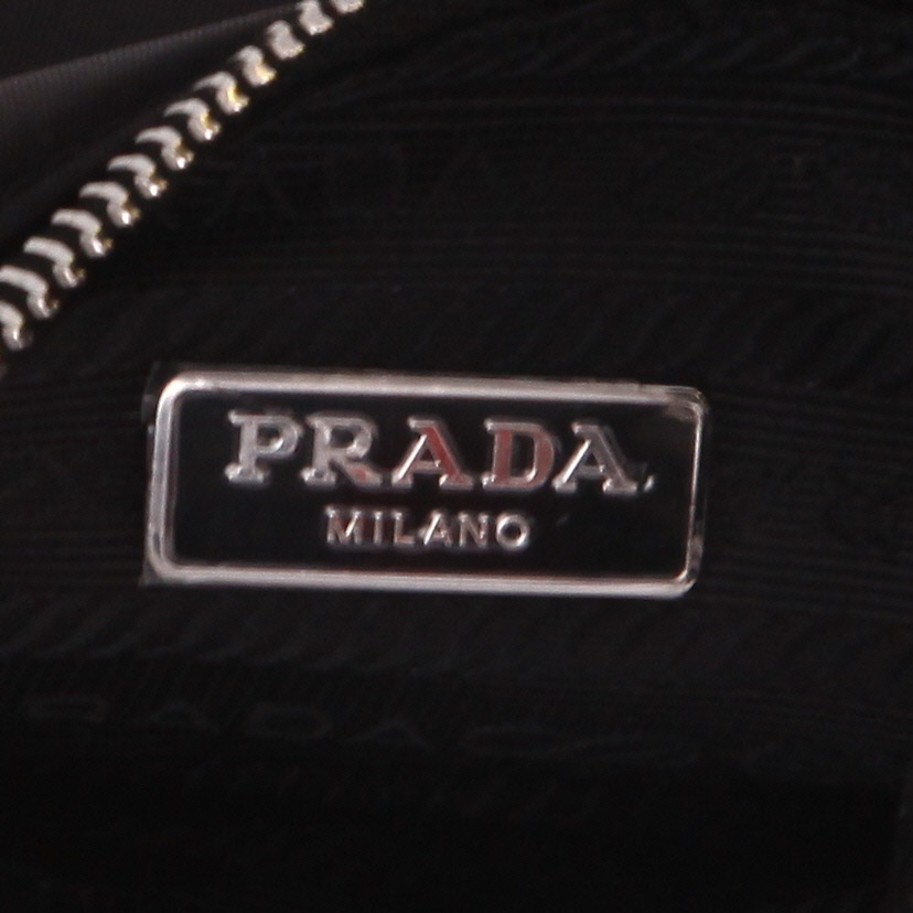 Sac bandoulière Prada  Re-Edition 2005 en toile et cuir noire - Detail D2
