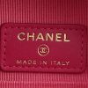 Sac bandoulière Chanel   mini  en jersey rose - Detail D2 thumbnail