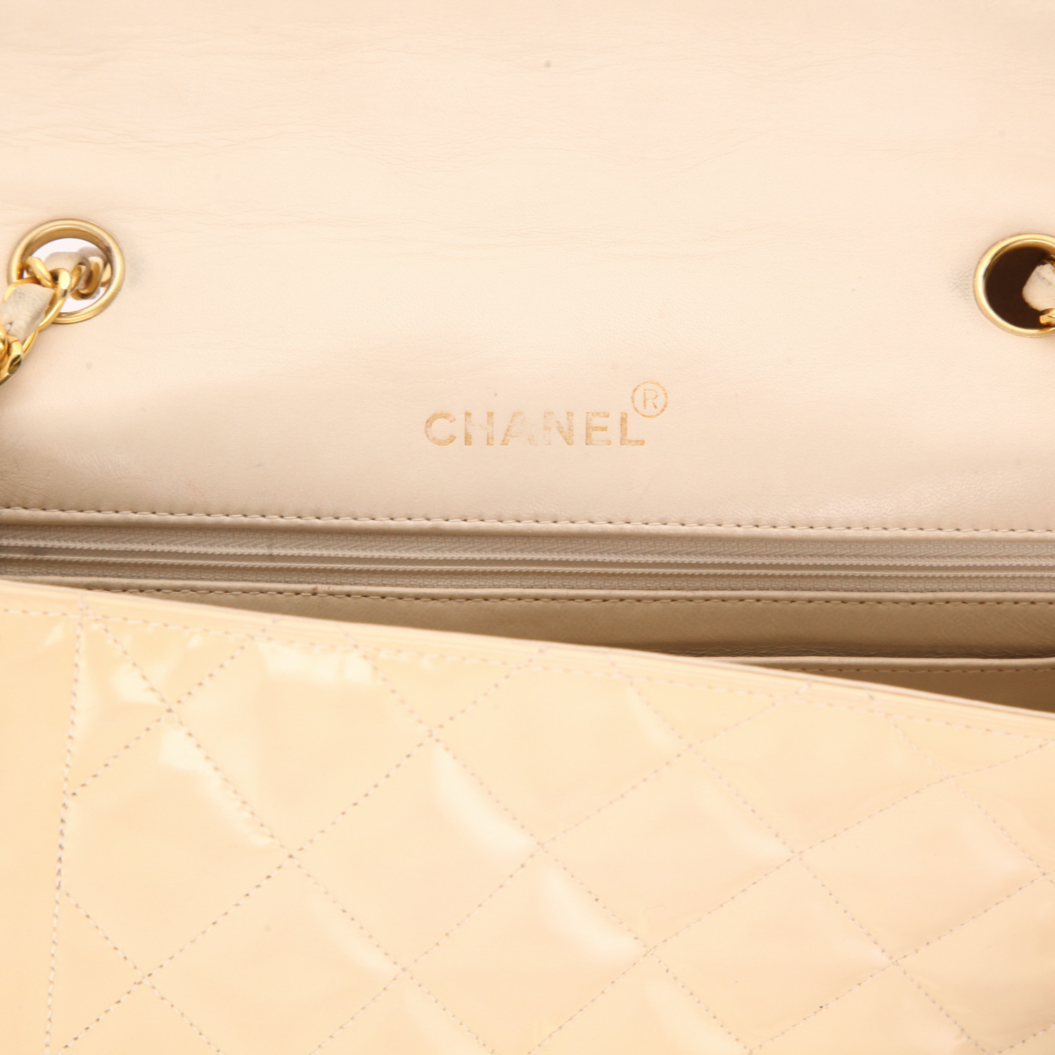 Chanel  Mademoiselle shoulder bag  in beige patent quilted leather - Detail D2