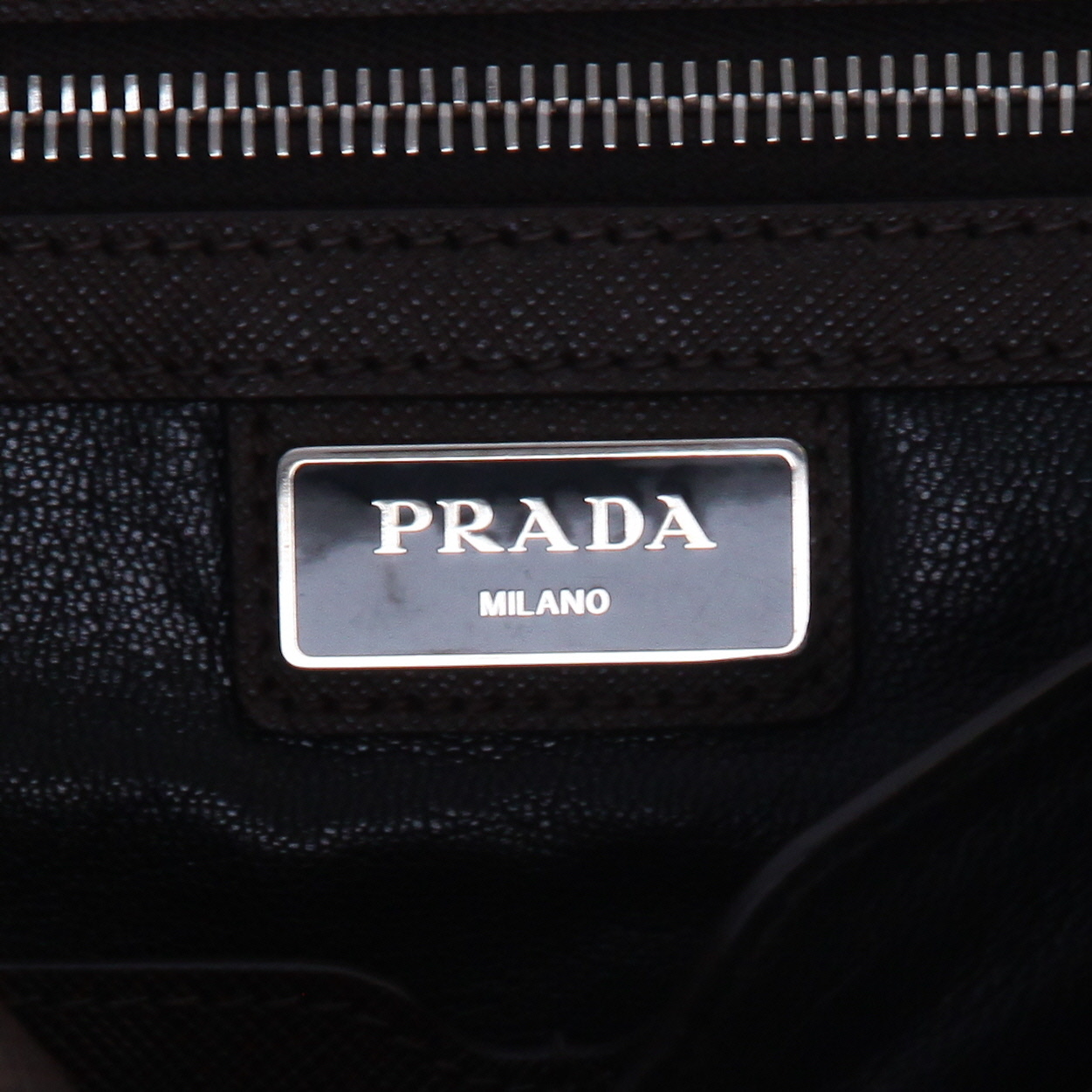 Porte-documents Prada   en cuir saffiano marron - Detail D2