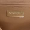 Bolso bandolera Chanel  19 en cuero acolchado beige - Detail D2 thumbnail