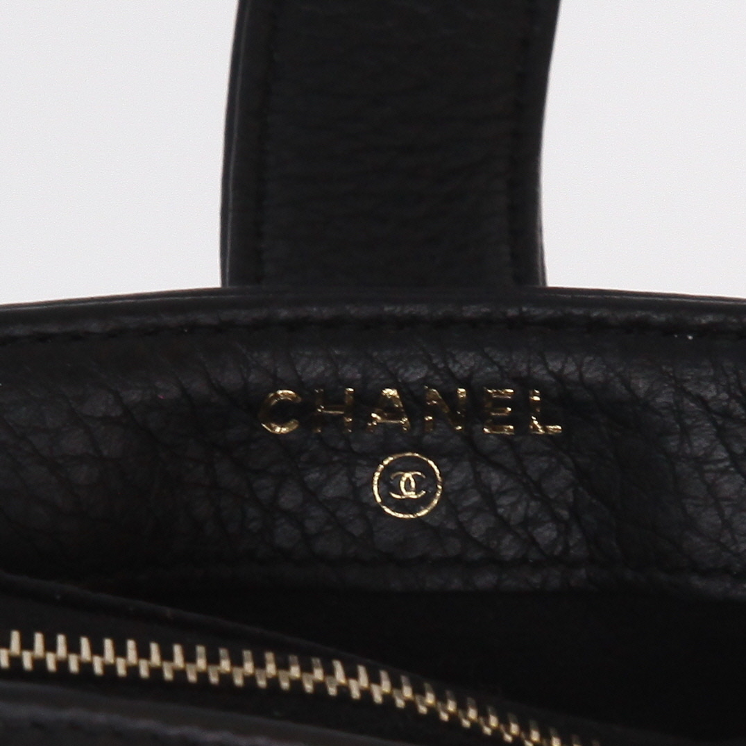 Sac bandoulière Chanel   mini  en cuir noir - Detail D2