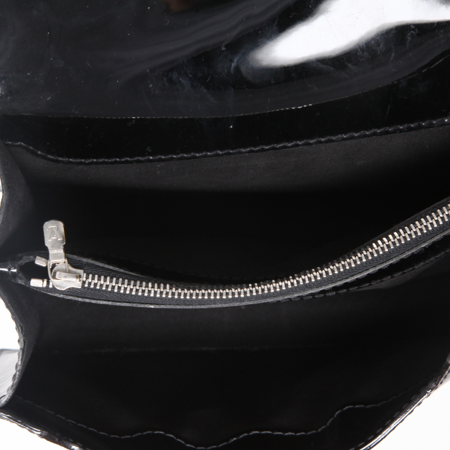 Louis Vuitton  Sévigné handbag  in black patent epi leather - Detail D3