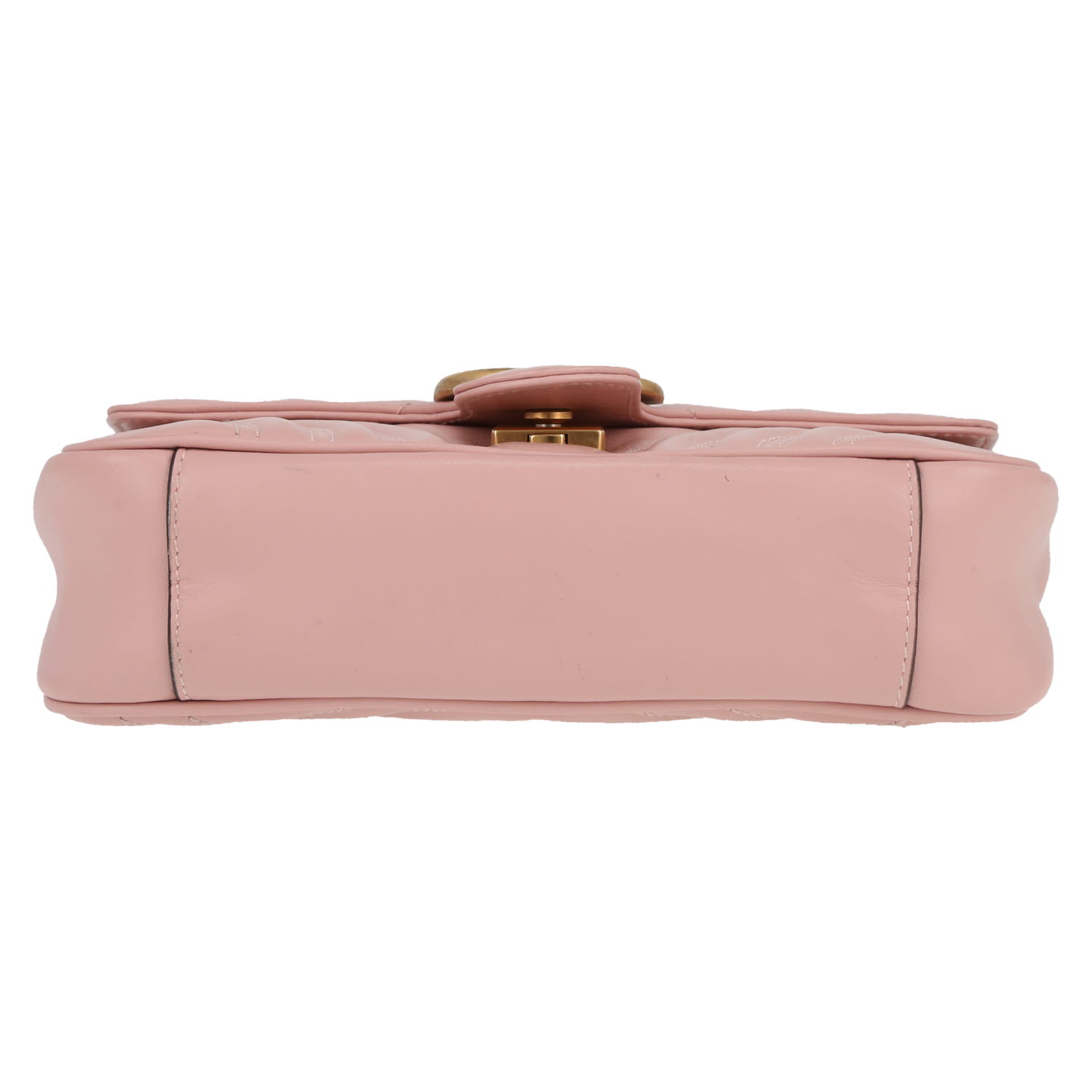 Bolso bandolera Gucci  GG Marmont mini  en cuero acolchado rosa - Detail D1
