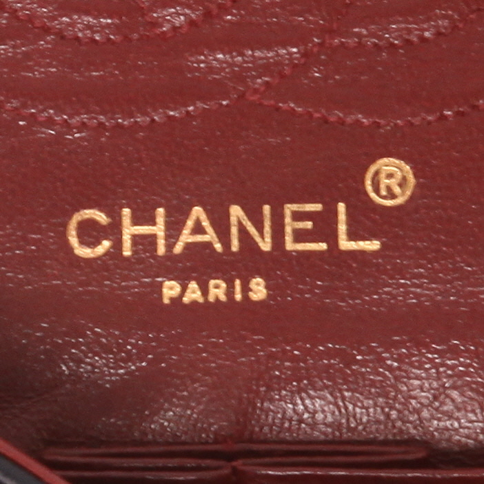 Chanel  Timeless Petit shoulder bag  in black quilted leather - Detail D2