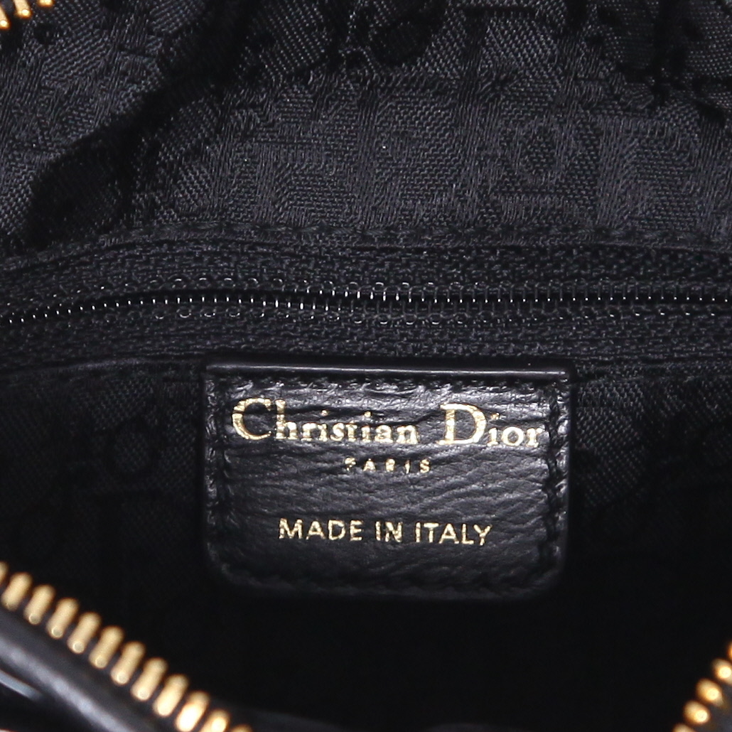 Dior  Lady Dior medium model  handbag  in black patent leather - Detail D2