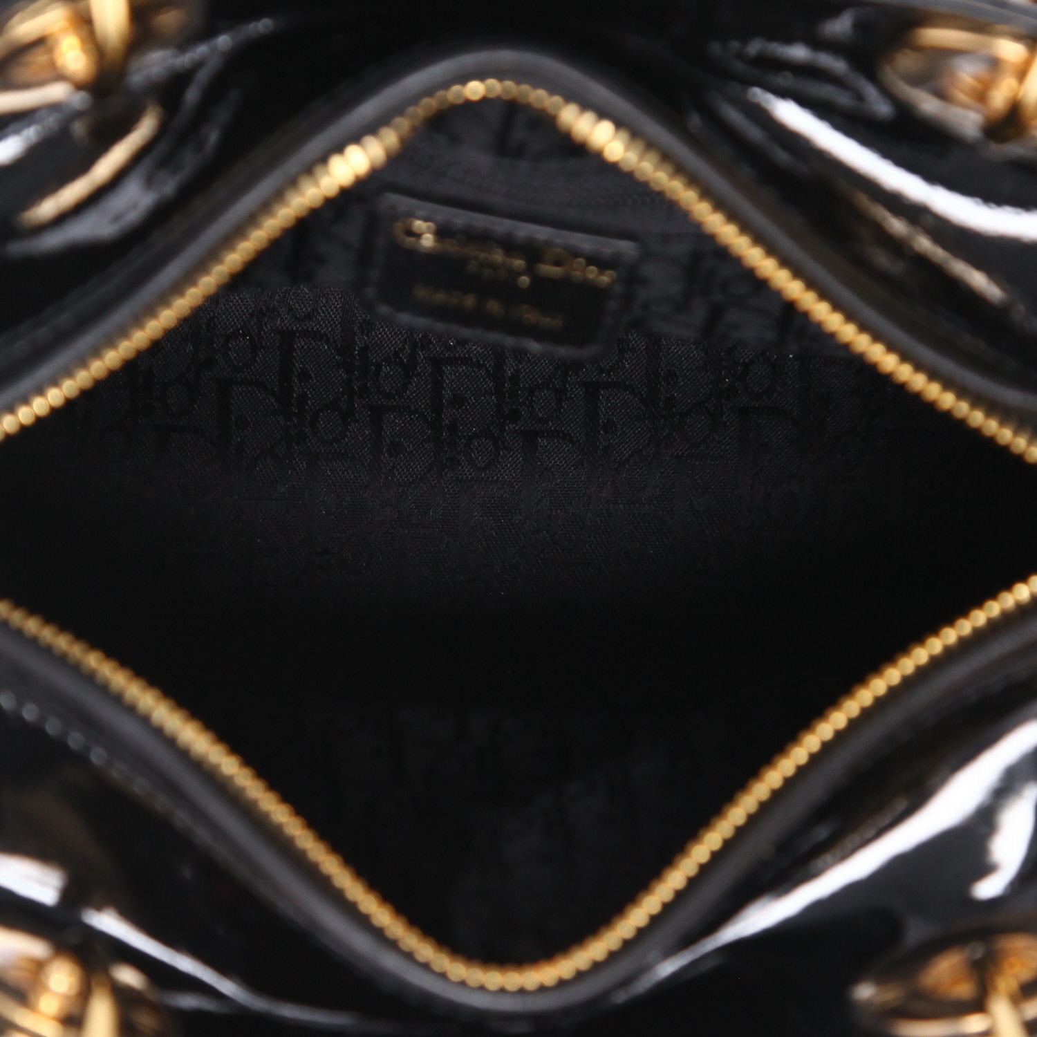 Sac à main Dior  Lady Dior moyen modèle  en cuir verni noir - Detail D3
