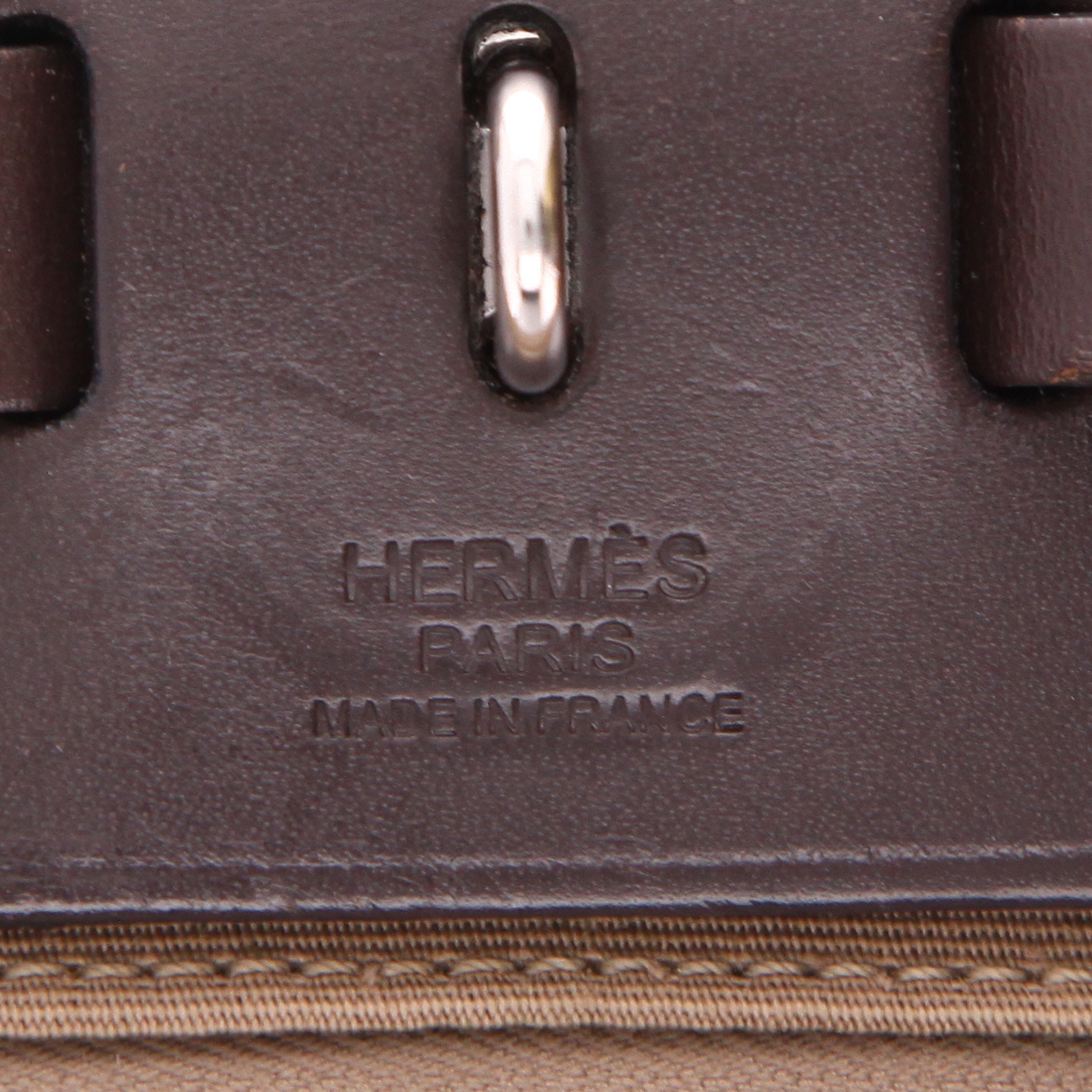 Sac porté épaule ou main Hermès  Herbag en toile étoupe et cuir marron-foncé - Detail D2